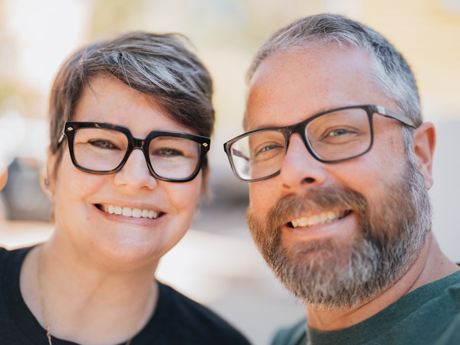 Casal acima de 44 anos sorrindo, com saúde