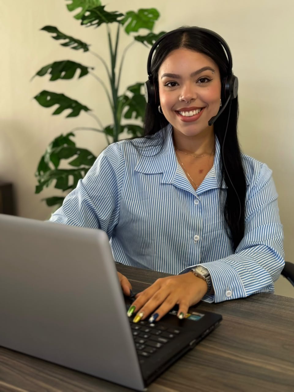 Consultora da Qualyseg em atendimento humano por WhatsApp